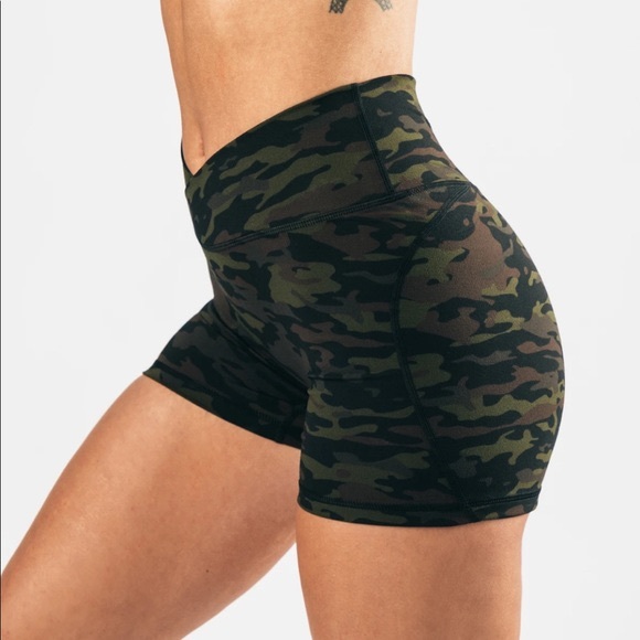 ✨ ALPHALETE✨ Camo surface power shorts - Picture 2 of 5